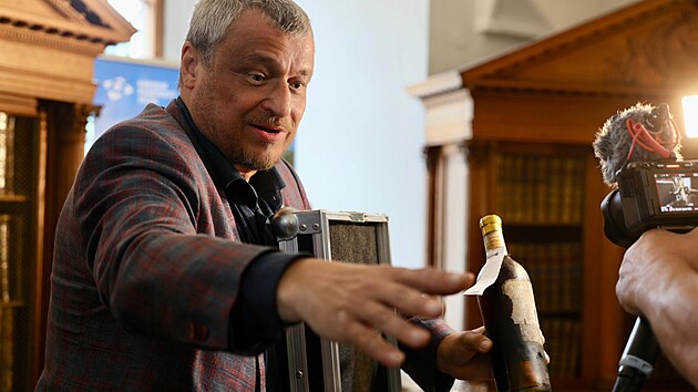 Prezentace tekut&eacute;ho pokladu. Lahve v&iacute;na objeven&eacute; před čtyřiceti lety se dočkaly p&eacute;če ve francouzsk&eacute;m vinařstv&iacute; Ch&acirc;teau d&rsquo;Yquem. Na sn&iacute;mku Roman Vaněk