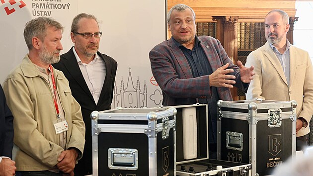Prezentace tekut&eacute;ho pokladu. Lahve v&iacute;na objeven&eacute; před čtyřiceti lety se dočkaly p&eacute;če ve francouzsk&eacute;m vinařstv&iacute; Ch&acirc;teau d&rsquo;Yquem.