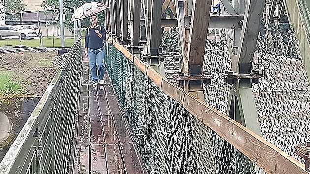 Uzavřený most nahradilo provizorní přemostění pro vybrané vozy a pro chodce. Parametry lávky pro pěší však mnohým vyrazily dech. Lávka je tak úzká, že se na ni vejde jen jeden člověk. (3. června 2026)