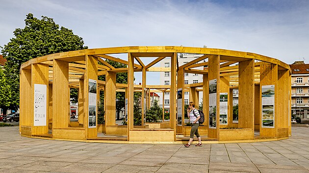 Dřevěná květinová oáza na Ulrichově náměstí je součástí festivalu Landscape.