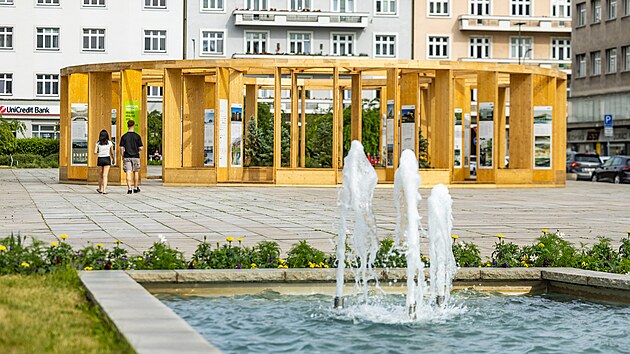 Dřevěná květinová oáza na Ulrichově náměstí je součástí festivalu Landscape.