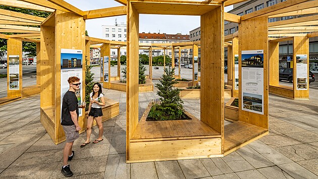 Dřevěná květinová oáza na Ulrichově náměstí je součástí festivalu Landscape.