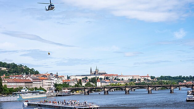 Nácvik záchrany lidí po fiktivní srážce dvou civilních lodí na Vltavě (4. června 2026).