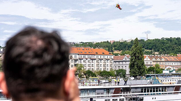 Nácvik záchrany lidí po fiktivní srážce dvou civilních lodí na Vltavě (4. června 2026).