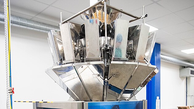 Při balen&iacute; a expedici už v čelčick&eacute; praž&iacute;rně do značn&eacute; m&iacute;ry pom&aacute;h&aacute; strojov&aacute; automatizace.