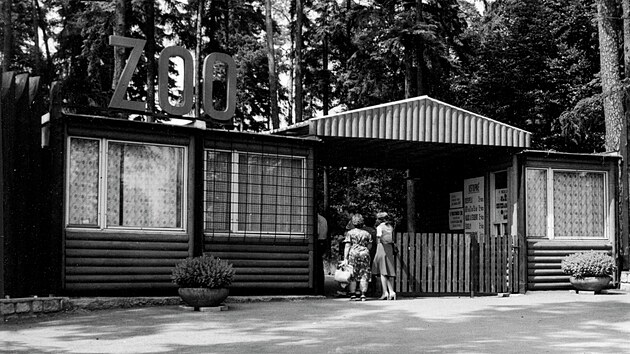 Sn&iacute;mek z roku 1980 zachycuj&iacute;c&iacute; nov&eacute; pokladny olomouck&eacute; zoo po jejich dokončen&iacute;