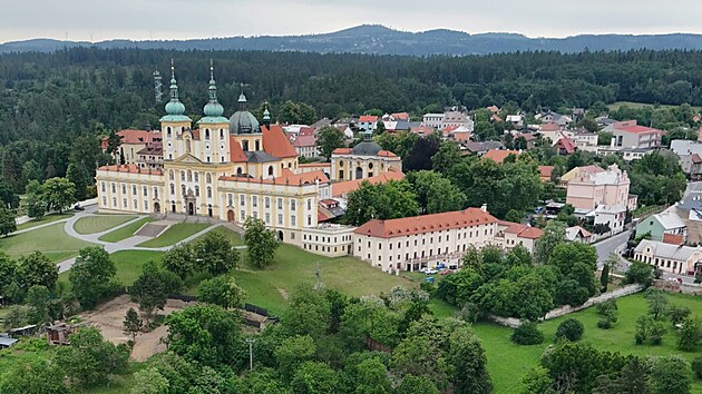 Zpevněná cesta, kterou v ochranném pásmu olomoucké baziliky na Svatém Kopečku postavil místní podnikatel Josef Tesařík. Vede k jeho pozemkům.