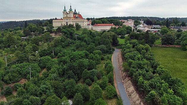 Zpevněná cesta, kterou v ochranném pásmu olomoucké baziliky na Svatém Kopečku postavil místní podnikatel Josef Tesařík. Vede k jeho pozemkům.