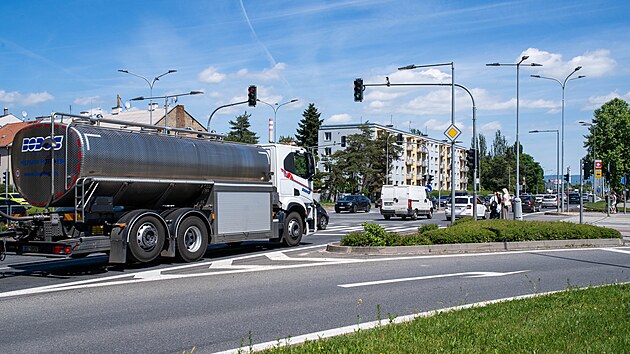 Křižovatka Velkomoravsk&eacute; a Rooseveltovy ulice v Olomouci je nejrizikověj&scaron;&iacute;m dopravn&iacute;m m&iacute;stem v Olomouck&eacute;m kraji. Často se tu totiž proj&iacute;žd&iacute; na červenou.