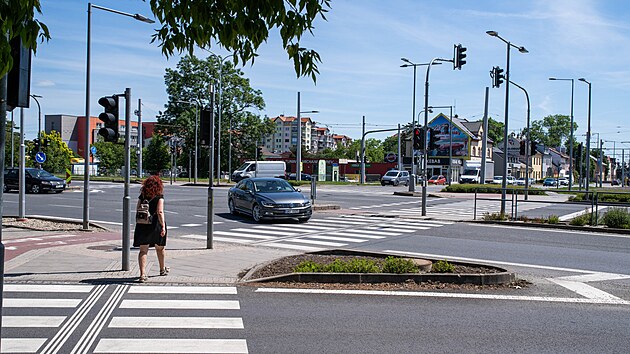 Křižovatka Velkomoravsk&eacute; a Rooseveltovy ulice v Olomouci je nejrizikověj&scaron;&iacute;m dopravn&iacute;m m&iacute;stem v Olomouck&eacute;m kraji. Často se tu totiž proj&iacute;žd&iacute; na červenou.