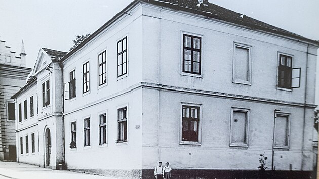 Obecn&aacute; &scaron;kola ve Zl&iacute;ně st&aacute;vala hned vedle kosetla svat&eacute;ho Filipa a Jakuba.