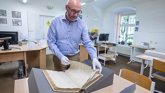 Zl&iacute;nsk&yacute; okresn&iacute; archiv vystavil origin&aacute;l matriky s narozen&iacute;m Tom&aacute;&scaron;e Bati. Na sn&iacute;mku ředitel archivu David Valů&scaron;ek.