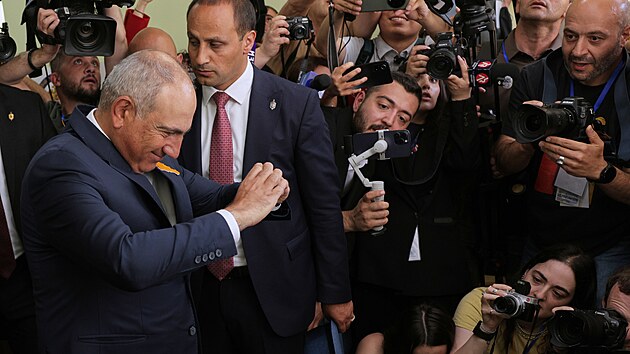 Arménský premiér Nikol Pašinjan se po ohlášení průběžných výsledků označil za vítěze parlamentních voleb. (8. června 2026)
