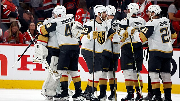Hokejisté Vegas si gratulují k úspěšně zvládnutému vstupu do finále play off.
