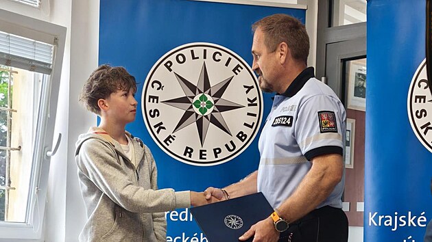 Ředitel &Uacute;zemn&iacute;ho odboru Děč&iacute;n plukovn&iacute;k Tom&aacute;&scaron; Kolbaba ocenil pohotovou reakci mlad&iacute;ka, kter&yacute; kamar&aacute;dovi zachr&aacute;nil život. (5. června 2026)