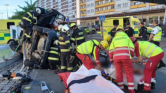 Auto skončilo na boku vedle fontány na hradecké Benešově třídě. (6. června 2026)