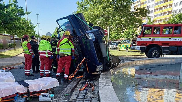Auto skončilo na boku vedle fontány na hradecké Benešově třídě. (6. června 2026)