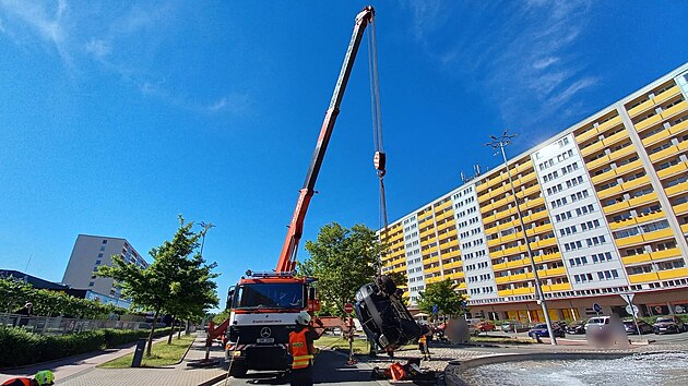 Auto skončilo na boku vedle fontány na hradecké Benešově třídě. (6. června 2026)
