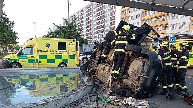Auto skončilo na boku vedle fontány na hradecké Benešově třídě. (6. června 2026)