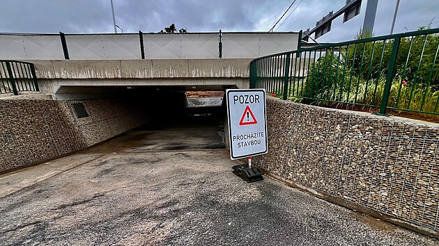 Na křižovatce Mileta v Hradci Králové otevřel důležitý podchod pod Sokolskou ulicí. Chodci tam riskantně přebíhali čtyřproudový okruh mezi fakultní nemocnicí a kampusem univerzity. (1. června 2026)