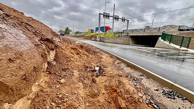 Na křižovatce Mileta v Hradci Králové otevřel důležitý podchod pod Sokolskou ulicí. Chodci tam riskantně přebíhali čtyřproudový okruh mezi fakultní nemocnicí a kampusem univerzity. (1. června 2026)