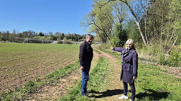 Starostka Hostinn&eacute;ho Dagmar Sah&aacute;nkov&aacute; (nestr.) a starosta Chotěvic Vladim&iacute;r Luke&scaron; (nestr.) pro&scaron;li trasu budouc&iacute; cyklostezky z Vestřevi do Debrn&eacute;ho. (duben 2026)