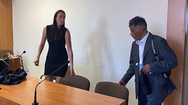 Devětapadesátiletý Dezider Čureja u Krajského soudu v Plzni. Podle žalobkyně v říjnu 2023 úmyslně založil požár v domě, kde kromě žil také také vozíčkář. Ten se nadýchal kouře a zemřel. (8. června 2026)