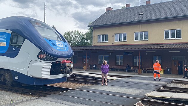 Správa železnic zahájila přestavbu úseku mezi Plzní, Nýřany a Chotěšovem. Vytížená příměstská železnice získá trolejové vedení, celkovou rekonstrukcí projdou stanice Vejprnice, Nýřany a zastávka Tlučná. (3. června 2026)
