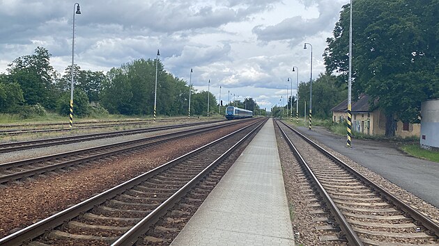 Správa železnic zahájila přestavbu úseku mezi Plzní, Nýřany a Chotěšovem. Vytížená příměstská železnice získá trolejové vedení, celkovou rekonstrukcí projdou stanice Vejprnice, Nýřany a zastávka Tlučná. (3. června 2026)