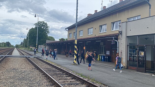 Správa železnic zahájila přestavbu úseku mezi Plzní, Nýřany a Chotěšovem. Vytížená příměstská železnice získá trolejové vedení, celkovou rekonstrukcí projdou stanice Vejprnice, Nýřany (na snímku) a zastávka Tlučná. (3. června 2026)