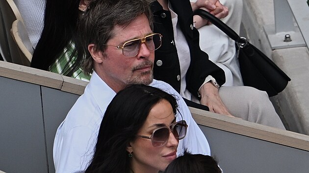 Ines de Ramonová a Brad Pitt v Paříži na French Open (6. června 2026)