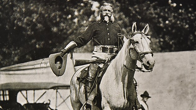 Slavn&yacute; westman, kr&aacute;l střelby, lovec bizonů i zvěd William Frederick Cody alias Buffalo Bill procestoval cel&yacute; svět a pobavil miliony div&aacute;ků v&scaron;ech n&aacute;rodnost&iacute;.