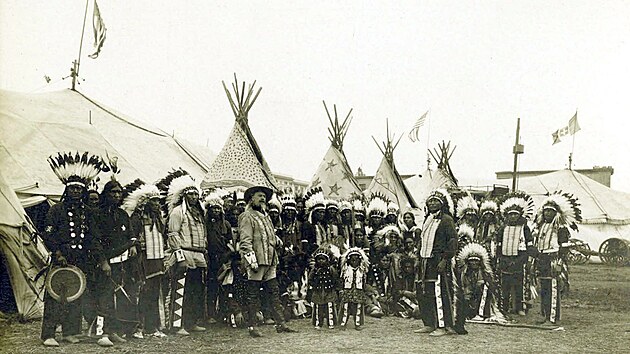 Souč&aacute;st&iacute; Wild West show byli i př&iacute;slu&scaron;n&iacute;ci indi&aacute;nsk&yacute;ch kmenů.