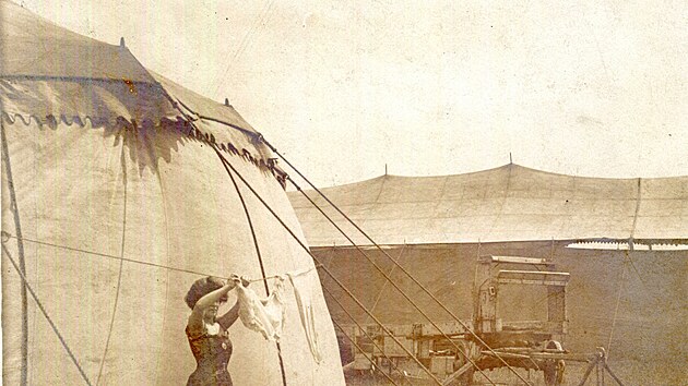 Fotka z vojensk&eacute;ho cviči&scaron;tě v Přerově, kde se v srpnu 1906 schyluje k velk&eacute; ud&aacute;losti a město poprv&eacute; zažije legend&aacute;rn&iacute; Wild West show.