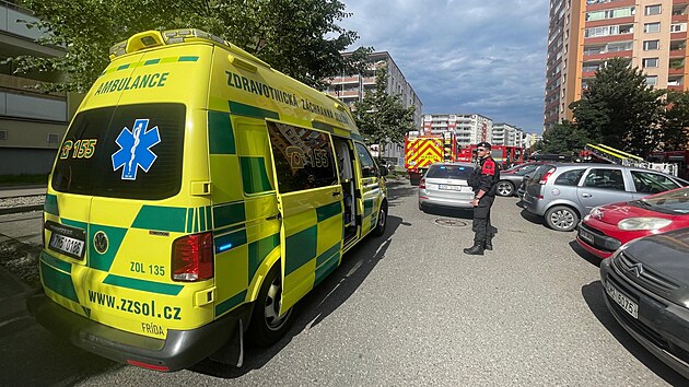 Hasiči a záchranáři zasahovali v Janského ulici v Olomouci při požáru, který vznikl při nabíjení elektrokola v pokoji bytu. (9. června 2026)