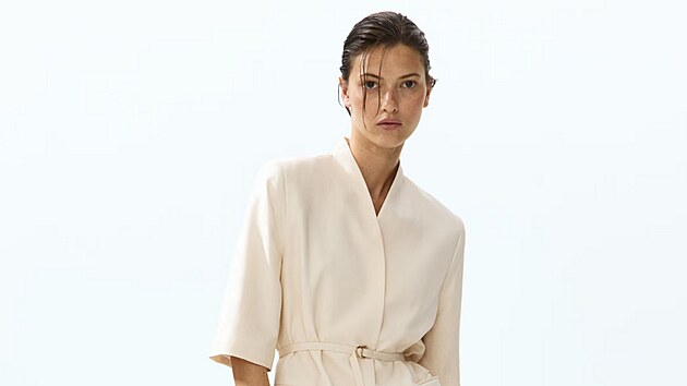 Že lněné oblečení nemůže vypadat elegantně? Z omylu vás vyvede toto minimalistické letní sako. Můžete ho nosit k šatům i kalhotám, a když jej převážete páskem, může vám nahradit elegantní top do práce. Vyzkoušejte ho! Cena 979 Kč