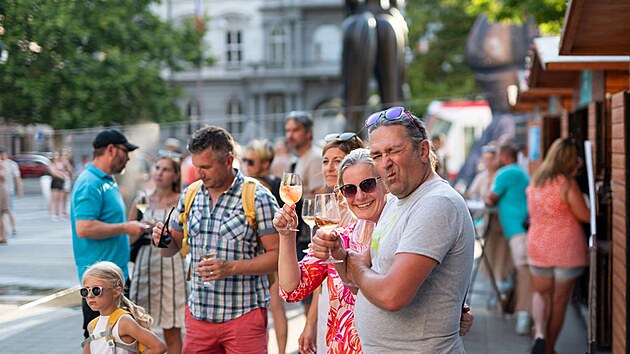 Výběr perlivých vín ze svých sklepů představí v pátek 19. června na Dni bublinek 16 vinařství. Akce se uskuteční na Moravském náměstí v centru Brna.