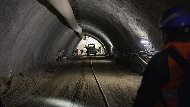 Průzkumná štola pro tunel pod sídlištěm Vinohrady má už vyraženo 530 z celkových 991 metrů. (15. června 2026)