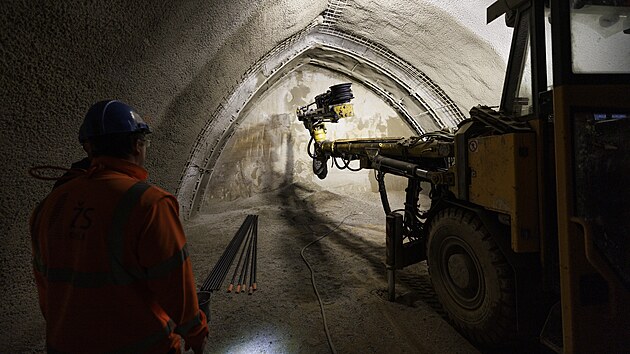 Písčité sedimenty dosud umožňují rozpojení horniny pomocí mechanizace nebo ražby s využitím rypadel. (15. června 2026)