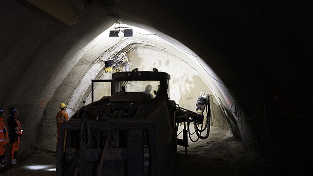 V následujících týdnech se ražba průzkumné štoly pro tunel Vinohrady dostane do horninového masivu, kde stavbaři musí přistoupit k trhacím pracím. (15. června 2026)