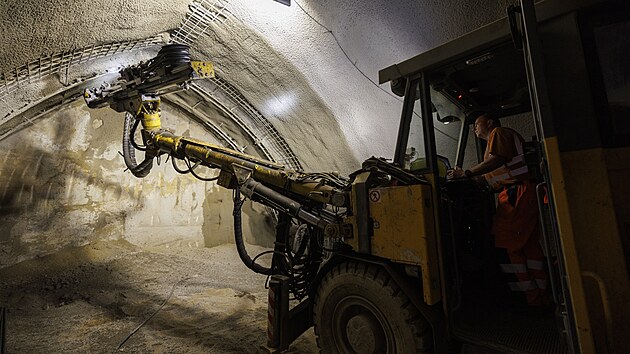 V následujících týdnech se ražba průzkumné štoly pro tunel Vinohrady dostane do horninového masivu, kde stavbaři musí přistoupit k trhacím pracím. (15. června 2026)