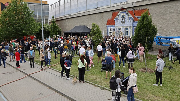 V brněnsk&yacute;ch Žabovřesk&aacute;ch maj&iacute; nově Most Adama Bernaua, hrdiny ze seri&aacute;lu N&aacute;v&scaron;těvn&iacute;ci. Pr&aacute;vě tam se totiž před v&iacute;ce než 40 lety nat&aacute;čel slavn&yacute; televizn&iacute; seri&aacute;l N&aacute;v&scaron;těvn&iacute;ci. Dům, kde vyrůstal geni&aacute;ln&iacute; chlapec, připom&iacute;n&aacute; mural na stěně konstrukce. (12. června 2026)