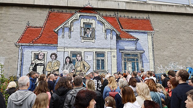V brněnsk&yacute;ch Žabovřesk&aacute;ch maj&iacute; nově Most Adama Bernaua, hrdiny ze seri&aacute;lu N&aacute;v&scaron;těvn&iacute;ci. Pr&aacute;vě tam se totiž před v&iacute;ce než 40 lety nat&aacute;čel slavn&yacute; televizn&iacute; seri&aacute;l N&aacute;v&scaron;těvn&iacute;ci. Dům, kde vyrůstal geni&aacute;ln&iacute; chlapec, připom&iacute;n&aacute; mural na stěně konstrukce. (12. června 2026)