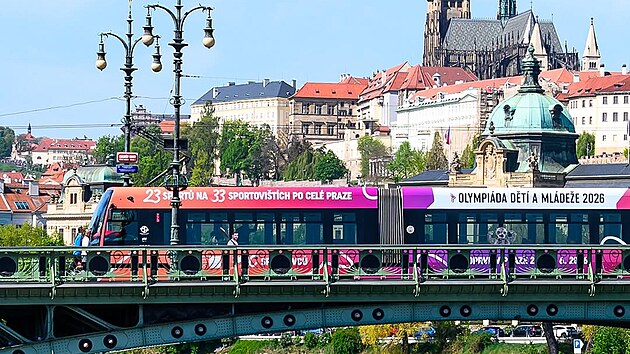 Tramvaj se speci&aacute;ln&iacute;m polepem k Olympi&aacute;dě dět&iacute; a ml&aacute;deže