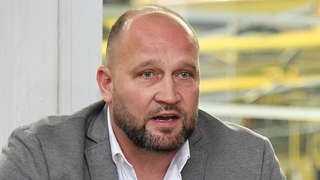 Jiř&iacute; &Scaron;l&eacute;gr neskr&yacute;val dojet&iacute; na tiskov&eacute; konferenci k převzet&iacute; hokejov&eacute;ho Litv&iacute;nova.