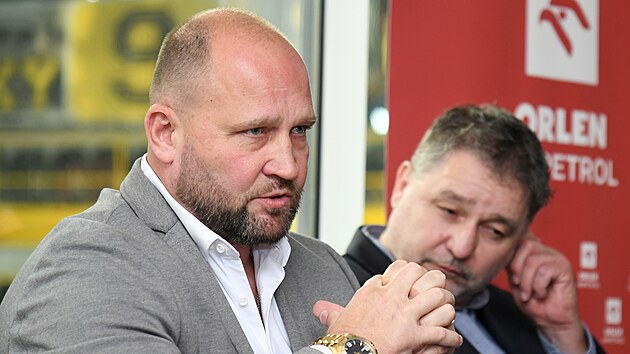 Jiř&iacute; &Scaron;l&eacute;gr na tiskov&eacute; konferenci k převzet&iacute; hokejov&eacute;ho Litv&iacute;nova.