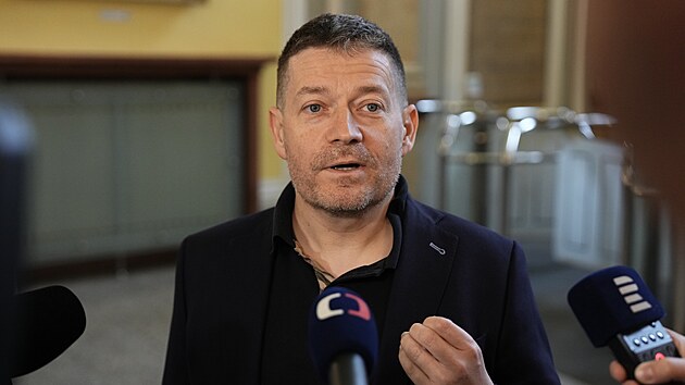 Patrik Nacher (ANO) odpovídá novinářům před zasedáním vlády, která má mimo jiné projednat návrh na zrušení poplatků pro Českou televizi a Český rozhlas. (15. června 2026)
