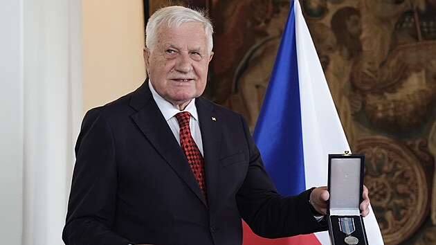 Ministr zahranič&iacute; Petr Macinka (Motorist&eacute;) uv&iacute;tal V&aacute;clava Klause u př&iacute;ležitosti jeho bl&iacute;ž&iacute;c&iacute;ch se 85. narozenin. (18. června 2026)