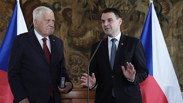 Ministr zahranič&iacute; Petr Macinka (Motorist&eacute;) uv&iacute;tal V&aacute;clava Klause u př&iacute;ležitosti jeho bl&iacute;ž&iacute;c&iacute;ch se 85. narozenin. (18. června 2026)