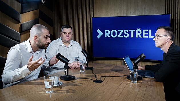 Mike Oganesjan, zn&aacute;m&yacute; jako MikeJeP&aacute;n, a jeho kolega Tom&aacute;&scaron; Walu&scaron; byli hosty Rozstřelu moder&aacute;tora Vladim&iacute;ra Vok&aacute;la.
